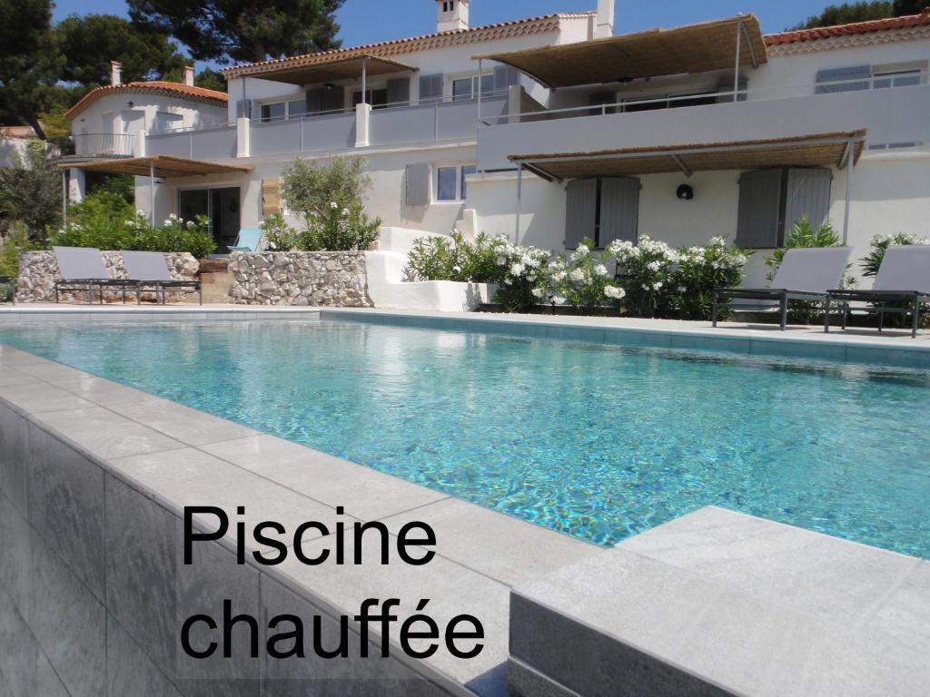 卡西斯Home Cassis - Maison Mediterranée - Piscine chauffée的房屋前的游泳池