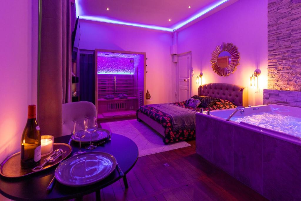 第戎Spa Edelweiss的紫色客房配有浴缸和床。