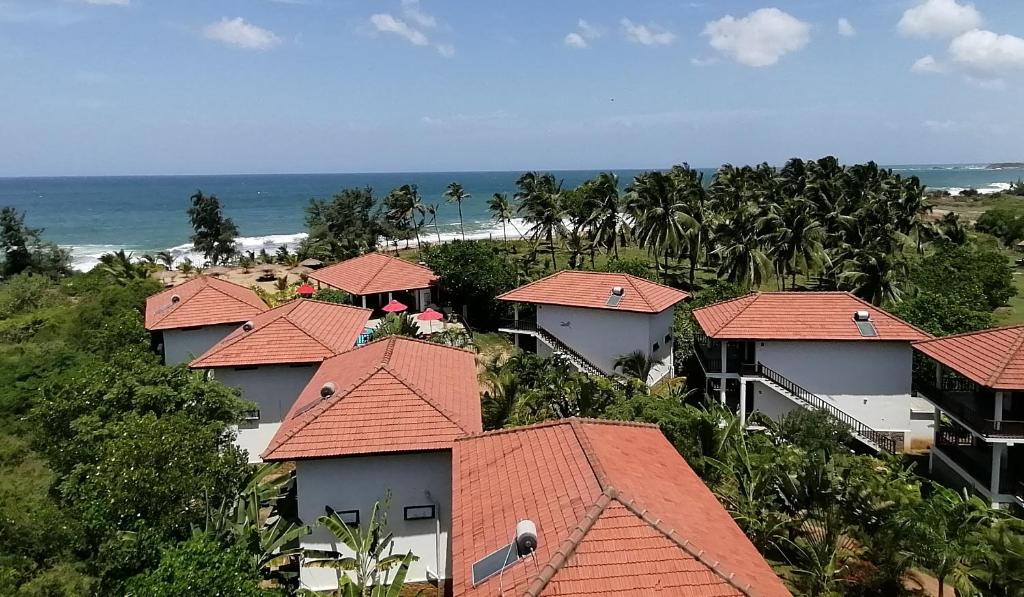 AmbalantotaLadja Beach Resort的一群红色屋顶和海滩的房子