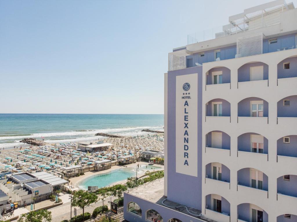 米萨诺阿德里亚蒂科Hotel Alexandra - Beach Front -XXL Breakfast & Brunch until 12 30pm的享有酒店和海滩的景致。