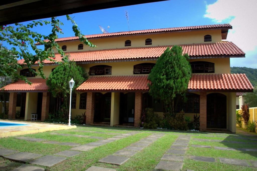 卡拉瓜塔图巴查莱马萨瓜簇度假屋的前面有院子的房子