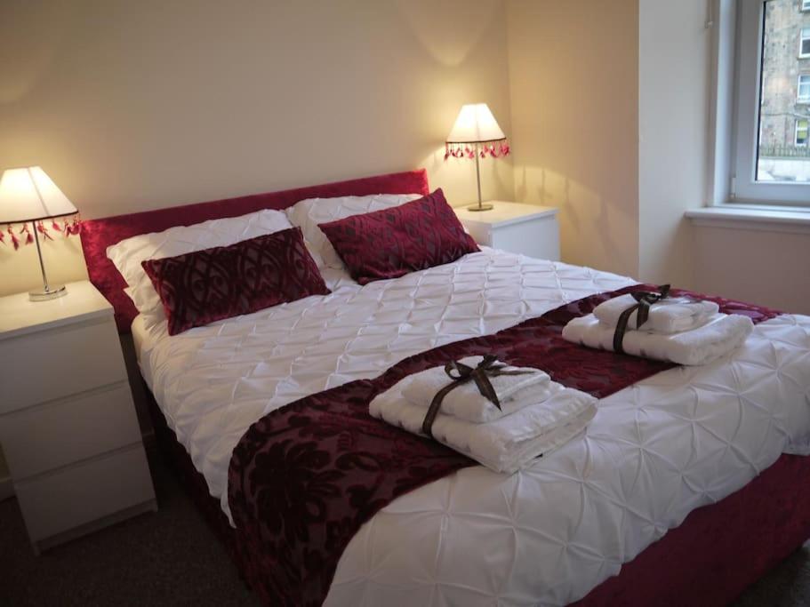 格拉斯哥Fabulous location, One Bedroom West End Flat, just off Byres rd, close to SEC & Hydro的一间卧室配有一张大床和毛巾