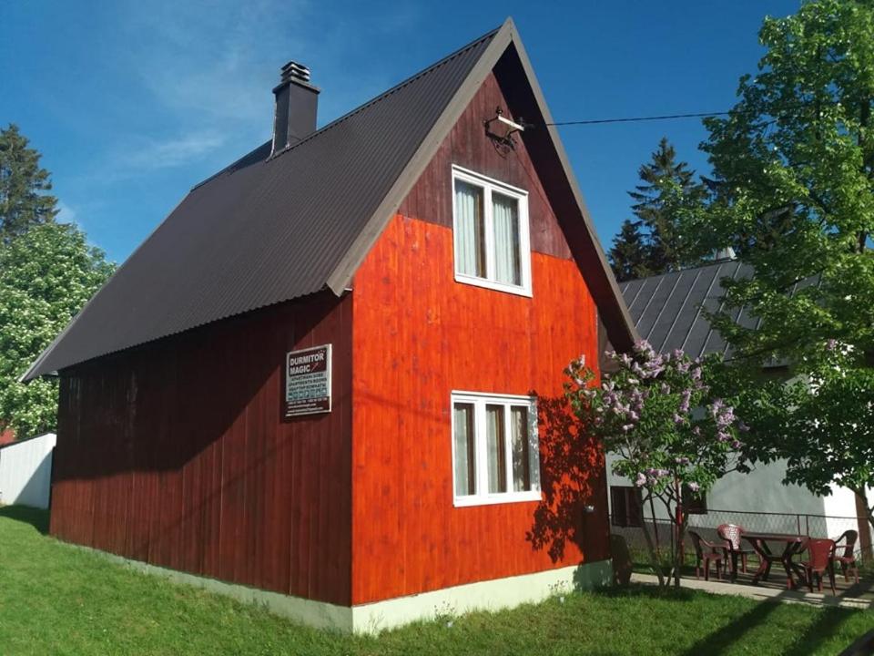 扎布利亚克Guesthouse Durmitor Magic的黑色屋顶的红色谷仓
