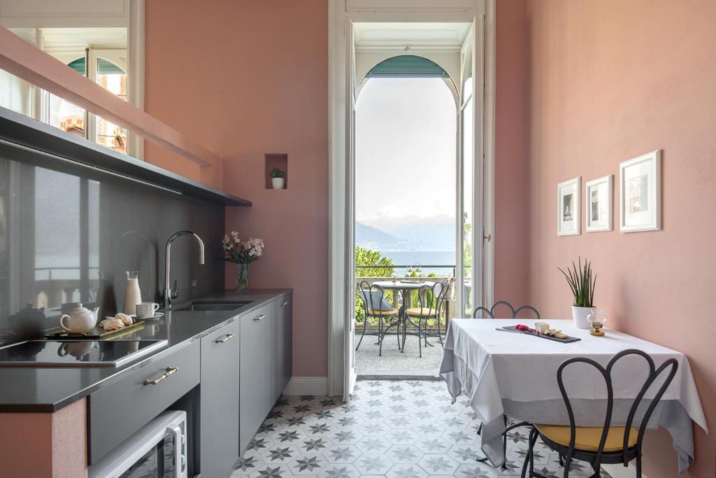 坎诺比奥Villa Maria Apartments的一间带桌子的厨房和一间餐厅