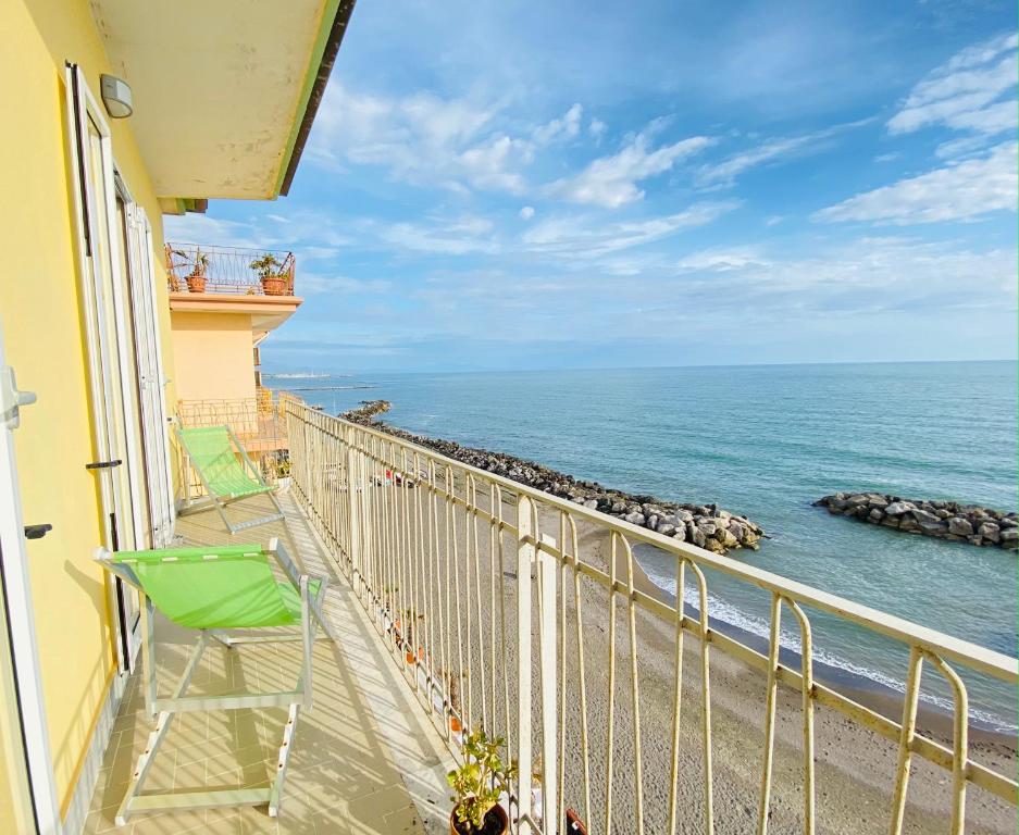 萨莱诺Bright Apartment with Sea View Balcony的相册照片