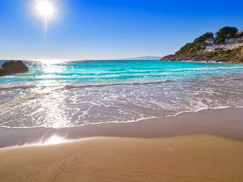 萨洛2BD-Piscina-Playa-Port Aventura2的海滩,海洋和天空的阳光