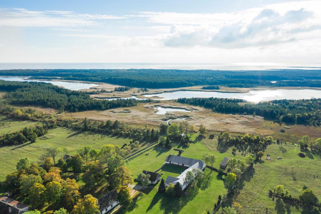 JõgelaPilguse Residency的享有农场和湖泊的空中景致