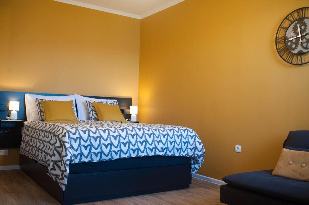 奥帕提亚Kiwi Studio的一间卧室设有一张蓝色和黄色的墙壁。