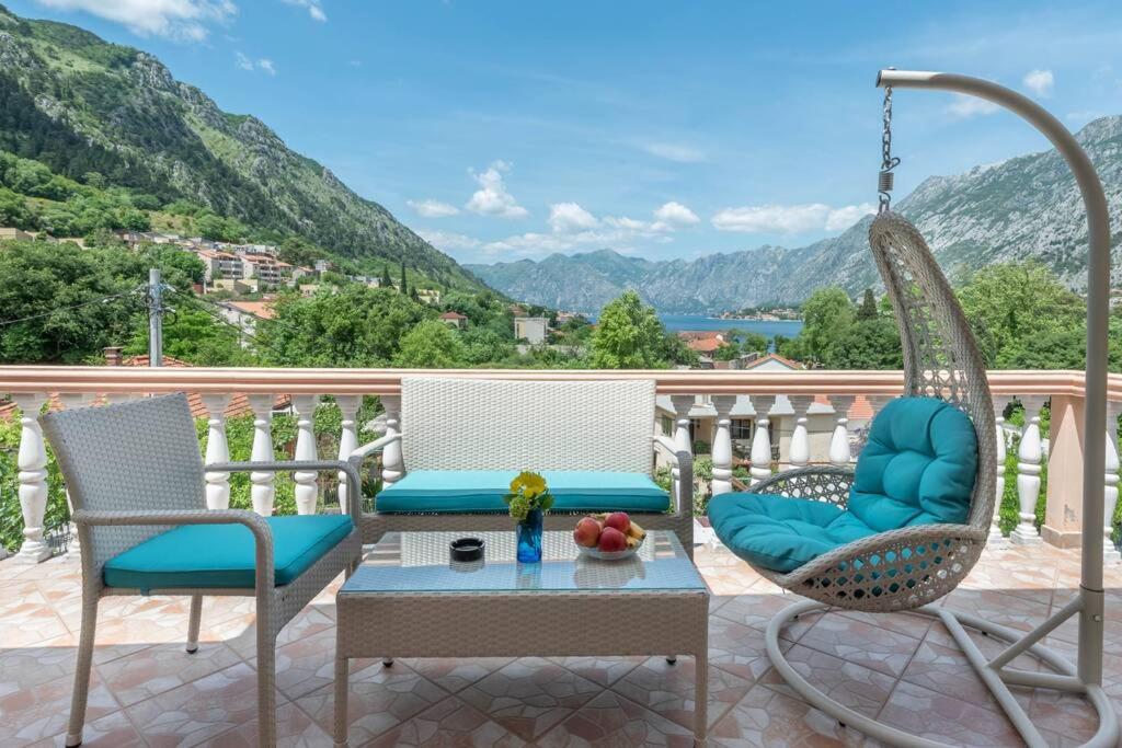 科托尔Apartment Vento di Bocche的山景阳台上配有两把椅子和一张桌子