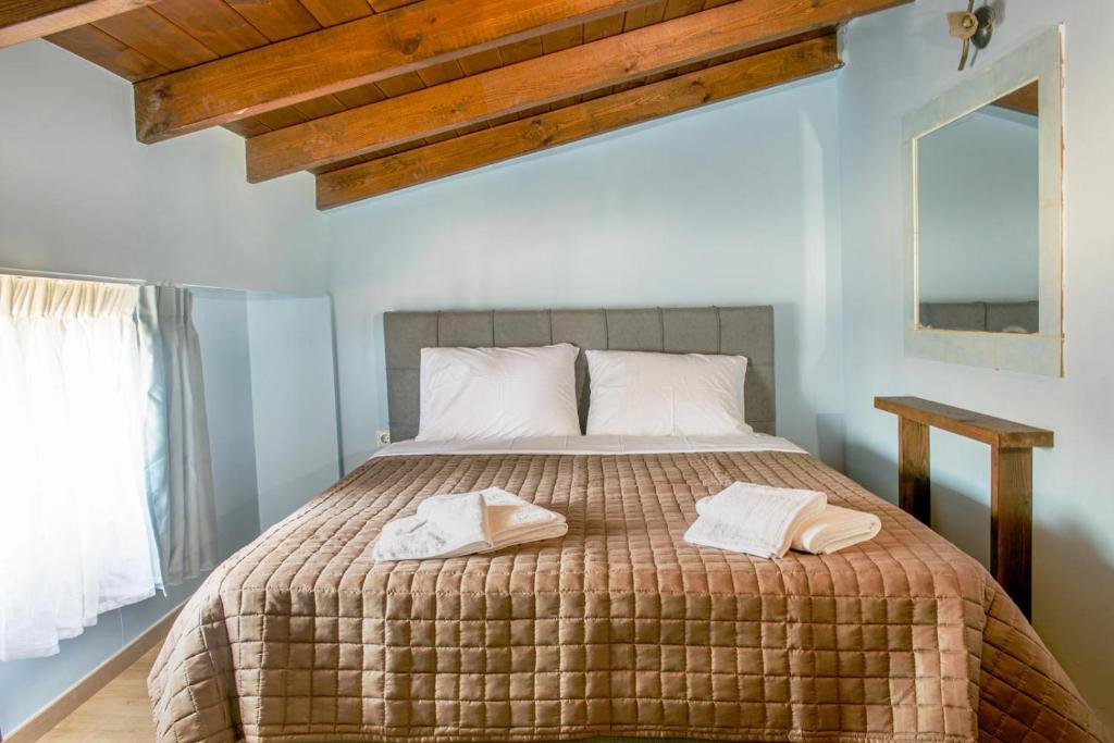 伊里斯斯3D iliadis Suites的一间卧室配有一张床,上面有两条毛巾