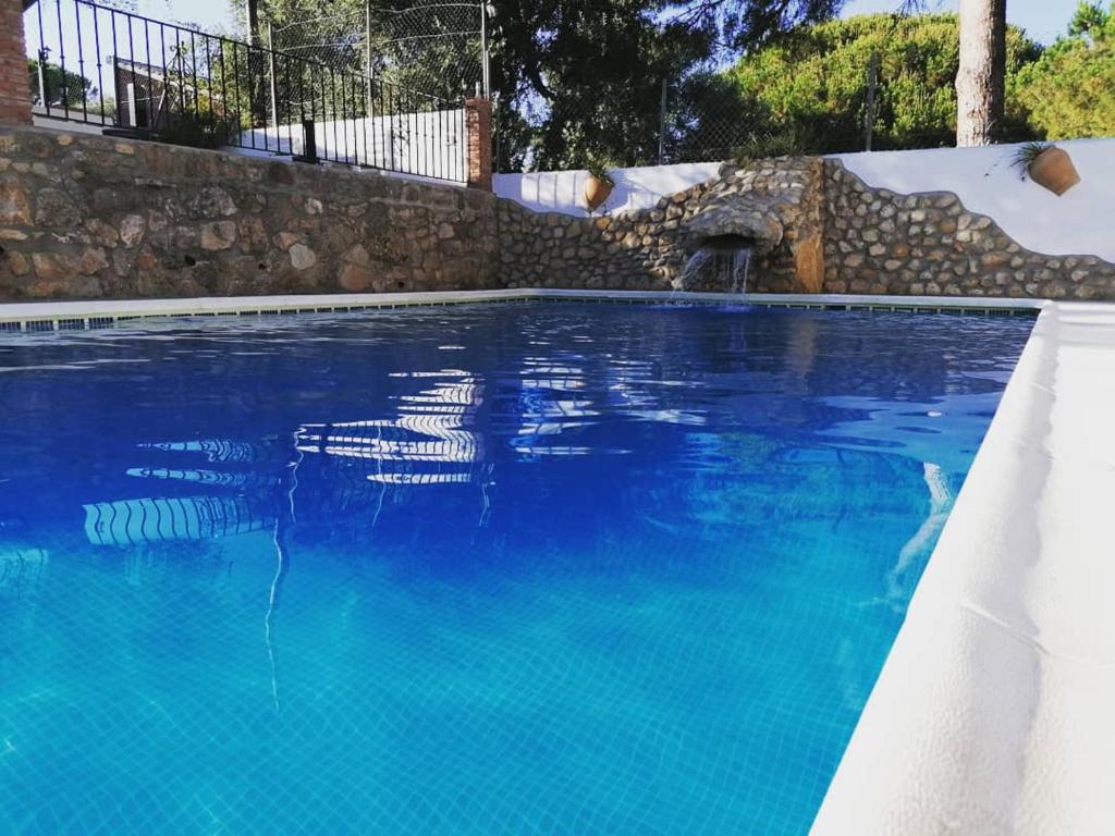 巴尔巴特芬卡埃尔阿布埃罗酒店的一座蓝色的游泳池