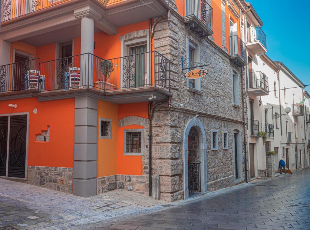 罗通达Dimora Del Corso的街道上的一座橙色和白色的建筑