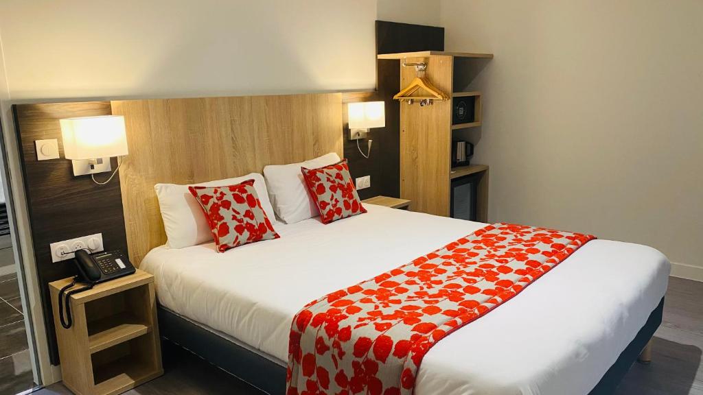 格勒内玛汀葛莱内酒店的酒店客房配有一张带红色枕头的大床