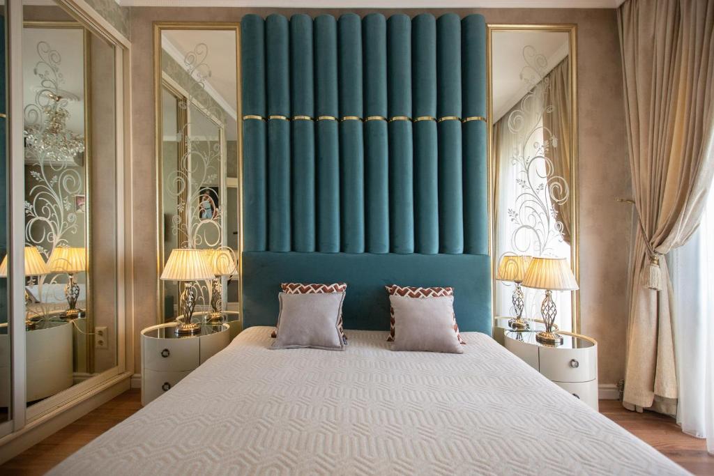 敖德萨海滩＆披头士公寓的一间卧室设有一张蓝色墙壁的大床