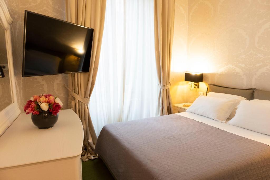 罗马Cathy's Luxury Home的一间酒店客房,配有一张花瓶床