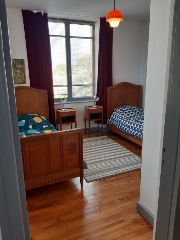 ManheullesL'ère du temps的一间卧室设有一张床和一个窗口
