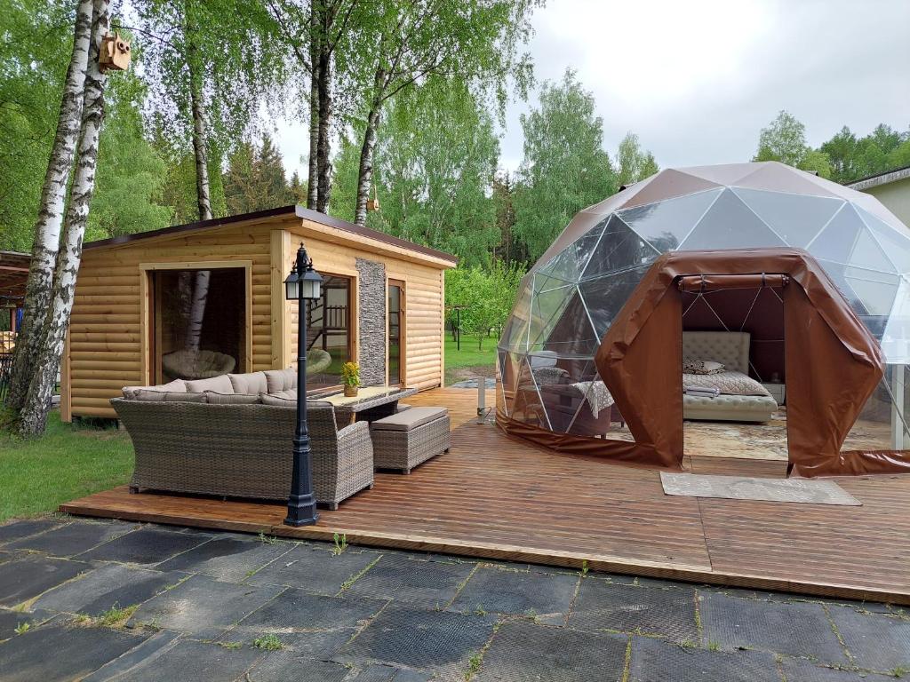 希奥利艾kupolas的木制甲板上的帐篷和沙发