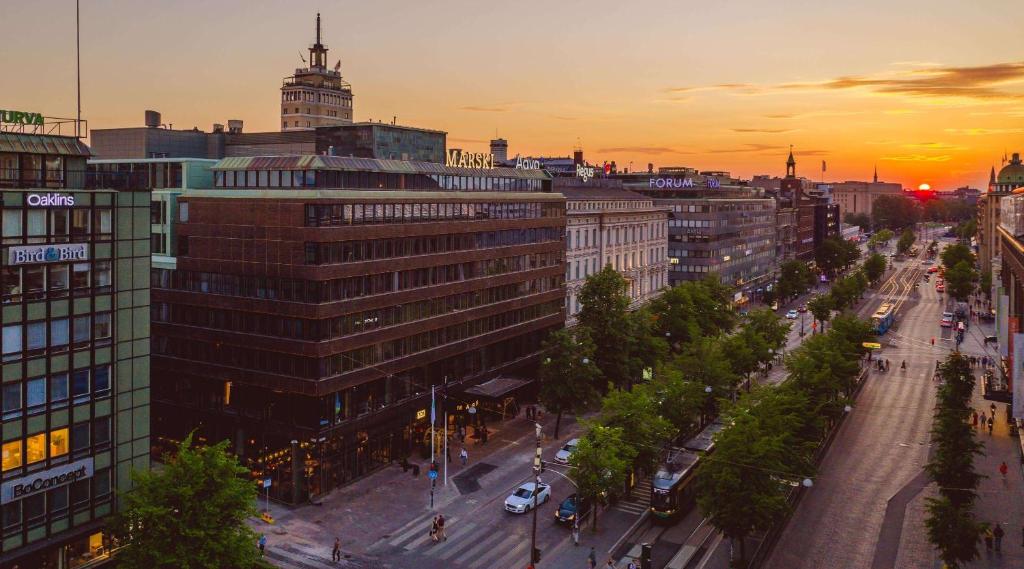 赫尔辛基Marski by Scandic的日落时分享有街道景致的城市景观