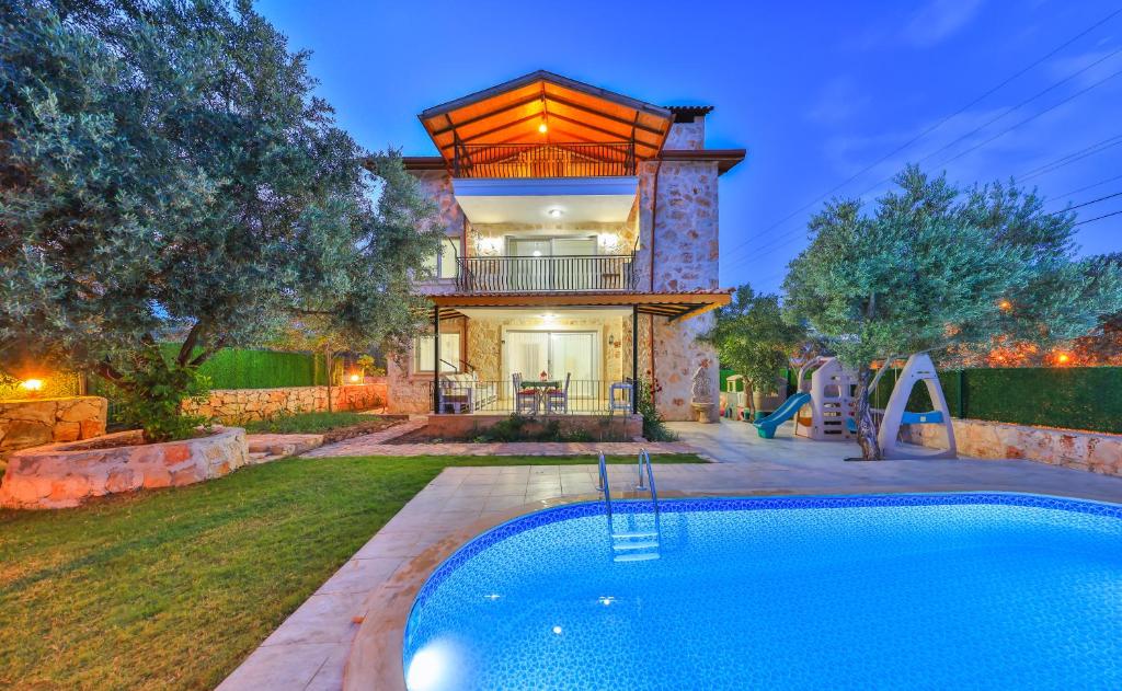 安塔利亚Villa Candan Kaş的一座带游泳池和房子的度假屋