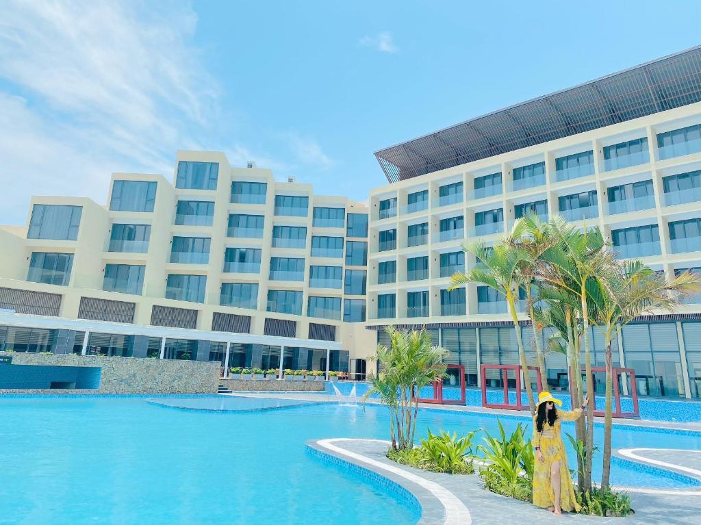 河静Mường Thanh Luxury Xuân Thành的大楼前设有游泳池的酒店