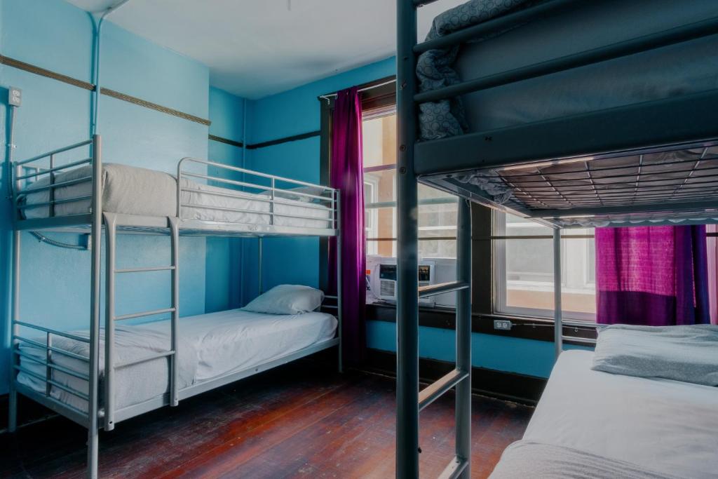 Lucky D&#39;s Youth and Traveler&#39;s Hostel客房内的一张或多张床位