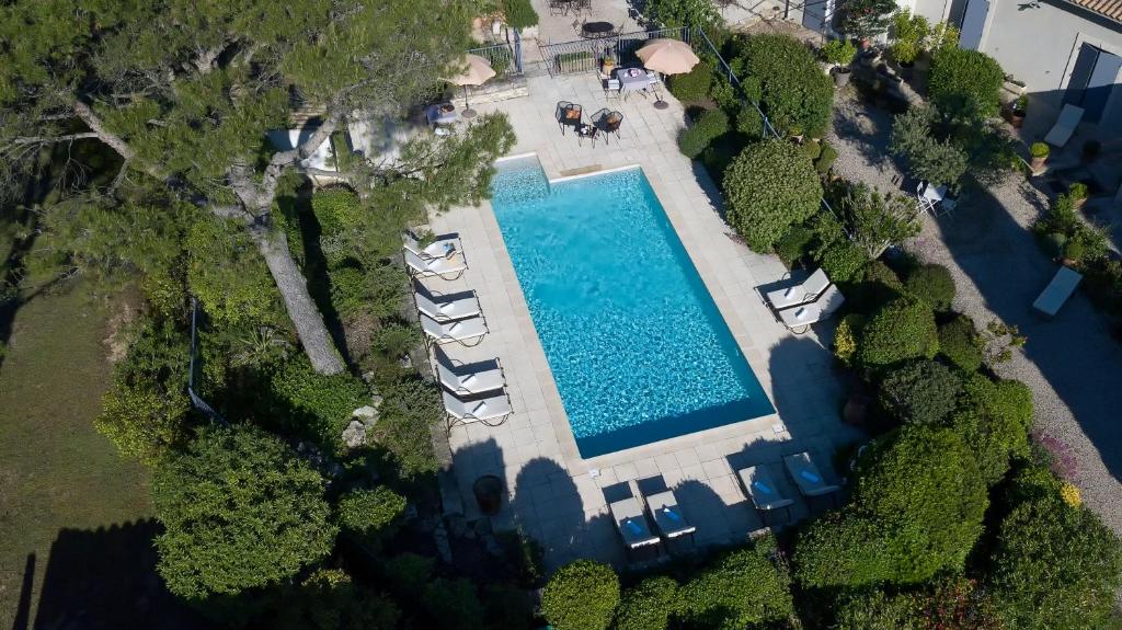 埃瑞兹玛泽特玛丽德朱尔斯酒店的享有带躺椅的游泳池的顶部景致