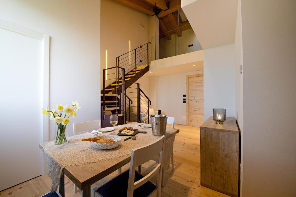 马泰利卡Tenuta Grimaldi Wine Resort的一间带桌子和楼梯的用餐室