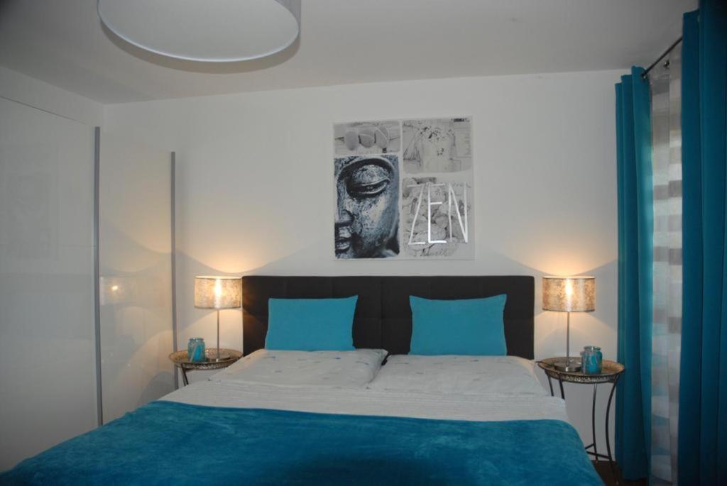 施泰格斯巴赫WohlFühlPlatz´l的一间卧室配有一张带蓝白色床单的大床