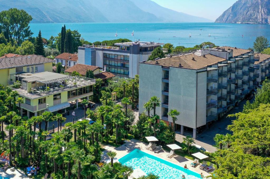 加尔达湖滨威尼斯酒店的享有带游泳池的度假村的空中景致