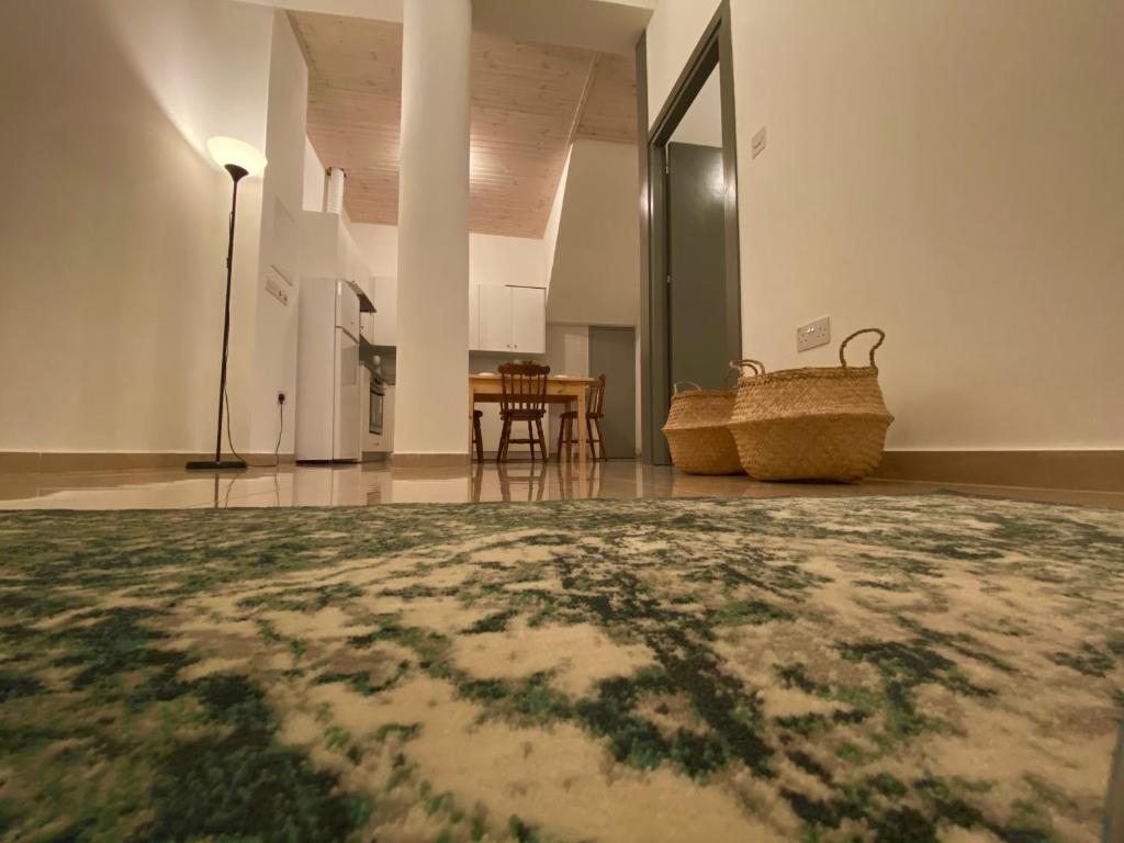尼科西亚Central Suites Perikleous 53 Down Town Nicosia By Platform 357的一间房间,地板上设有一张桌子和地毯