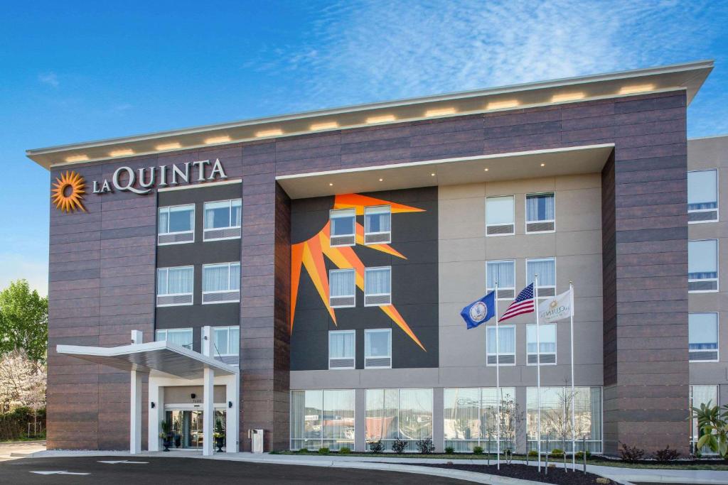 马纳萨斯La Quinta Inn & Suites by Wyndham Manassas, VA- Dulles Airport的前面有壁画的酒店
