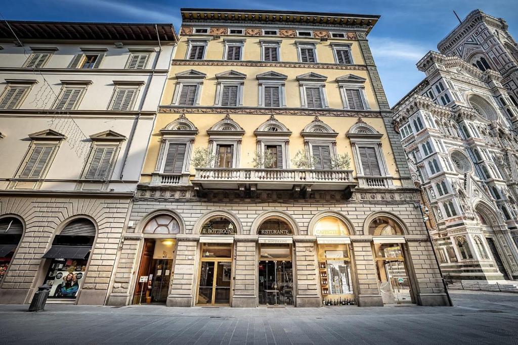 佛罗伦萨Palazzo Gamba Apartments al Duomo的一座高大的建筑,有很多窗户