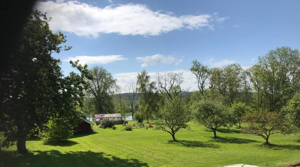 孔艾尔夫Kastellegården的远处有树木和房子的田野