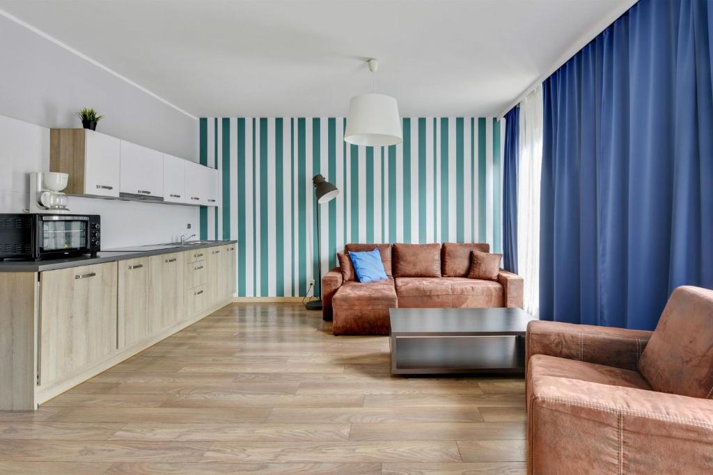 格但斯克Grand Apartments Szafarnia 8的客厅配有沙发和桌子