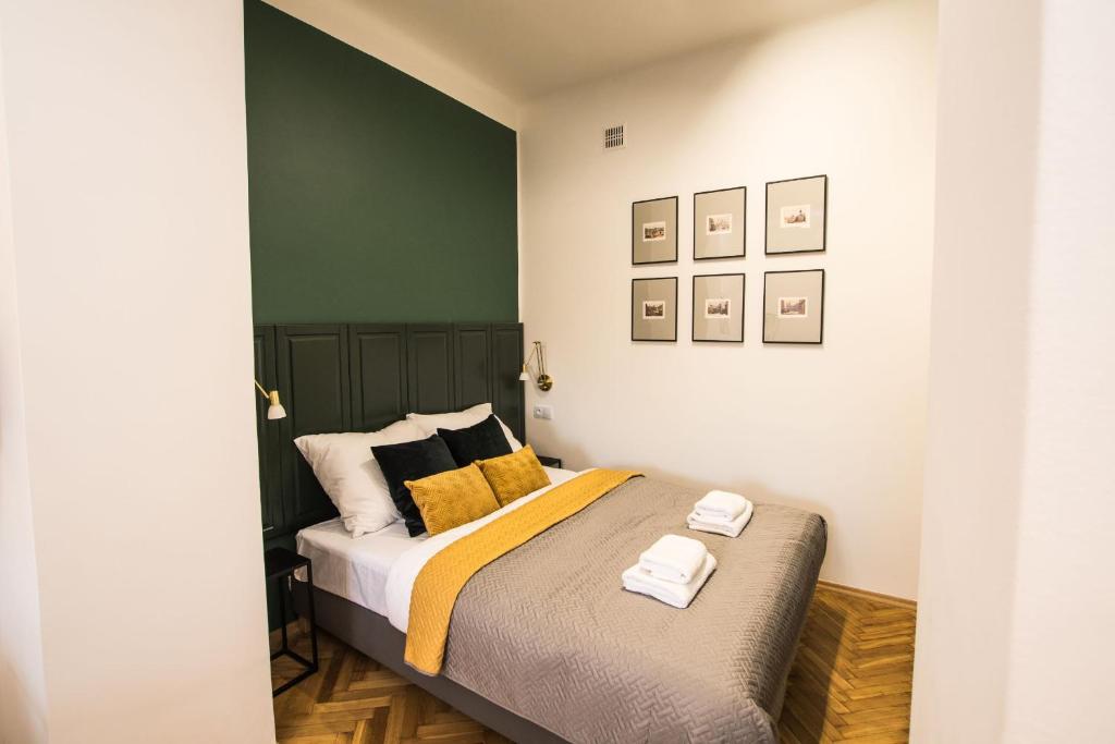 华沙Apartamenty FRETA4 Warsaw Old Town Apartments Warszawa Stare Miasto的一间卧室配有一张带黄色和黑色枕头的床