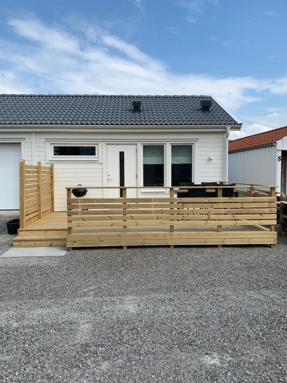 VejbystrandHjalmars Väg 10 Magnarp的房屋前的木栅栏