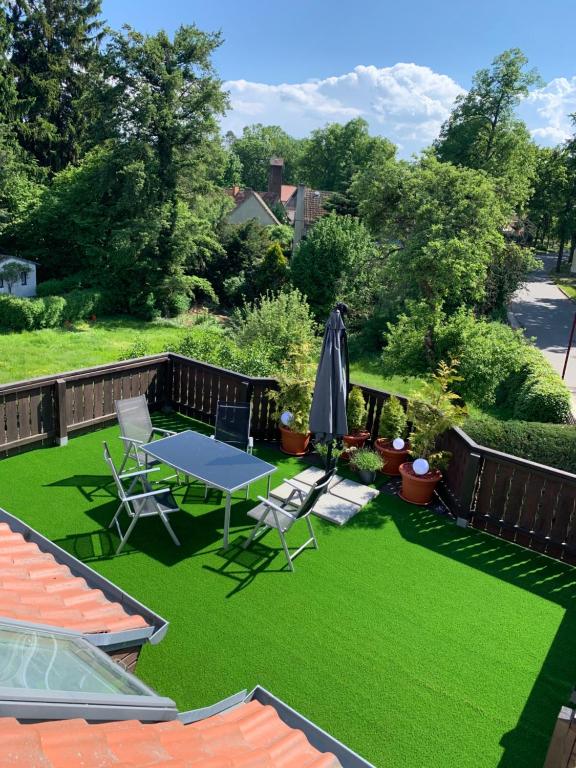 哈尔伯Ferienwohnung Zum Schloß的后院拥有绿色的草地和桌椅