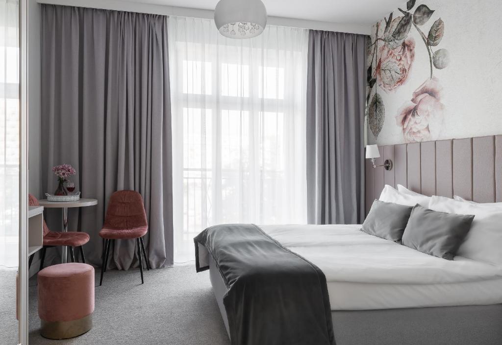 格丁尼亚Hotel Gdynia Boutique的酒店客房设有床和窗户。