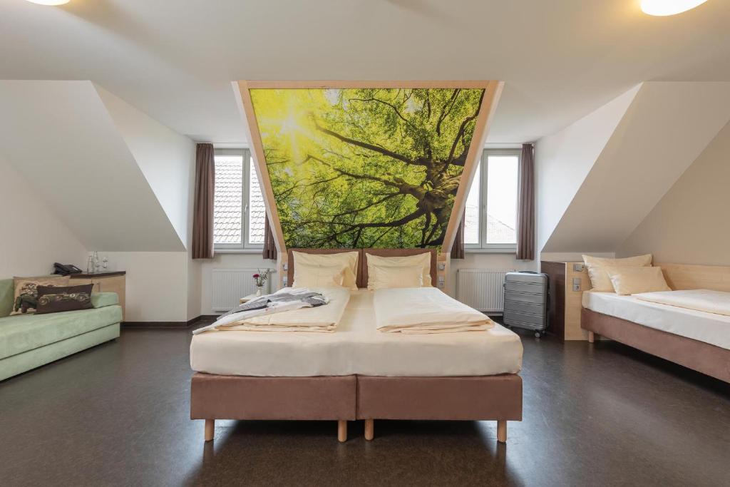 WassertrüdingenRadlhotel Wassertrüdingen的一间卧室配有一张壁画床