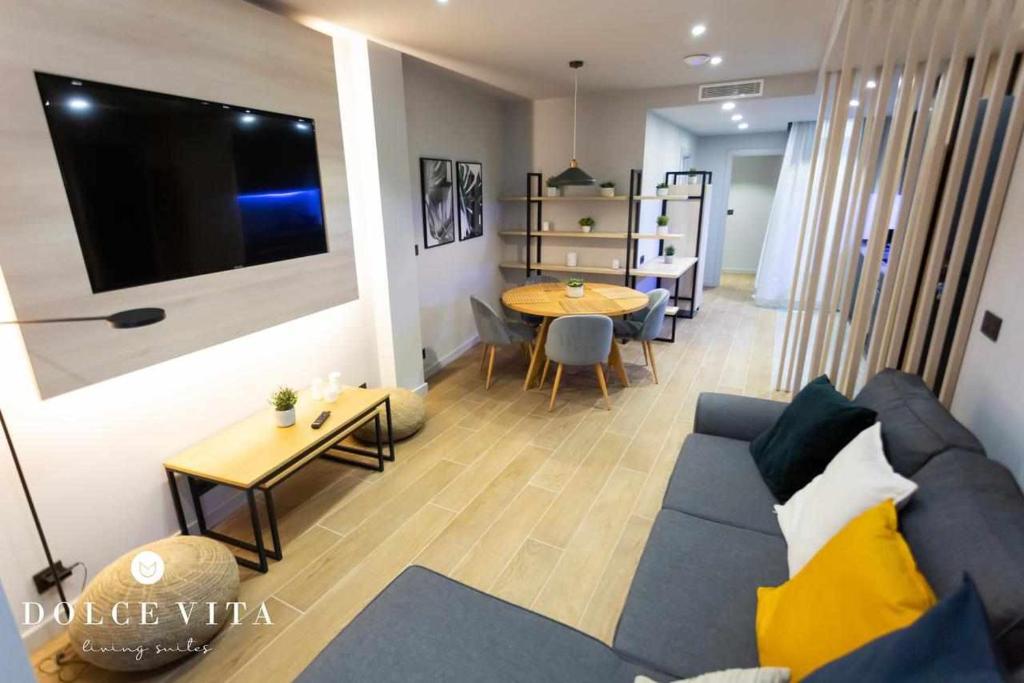 比亚雷亚尔Apartamento Napoli living suites en Vila real的客厅配有蓝色的沙发和桌子