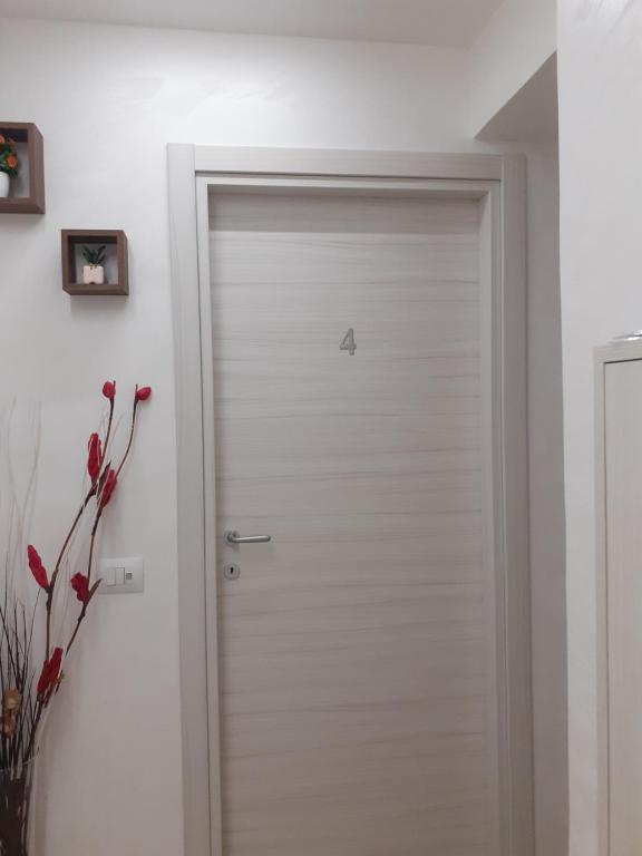 玛格丽塔萨沃亚Maison Marguerite的一间房间里一扇带蝴蝶的白色门