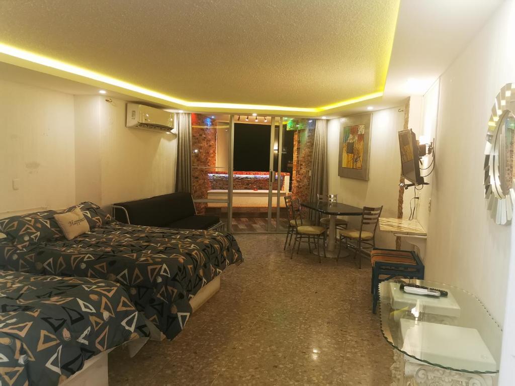 阿卡普尔科Hotel las torres gemelas acapulco的酒店客房配有一张床铺和一张桌子。