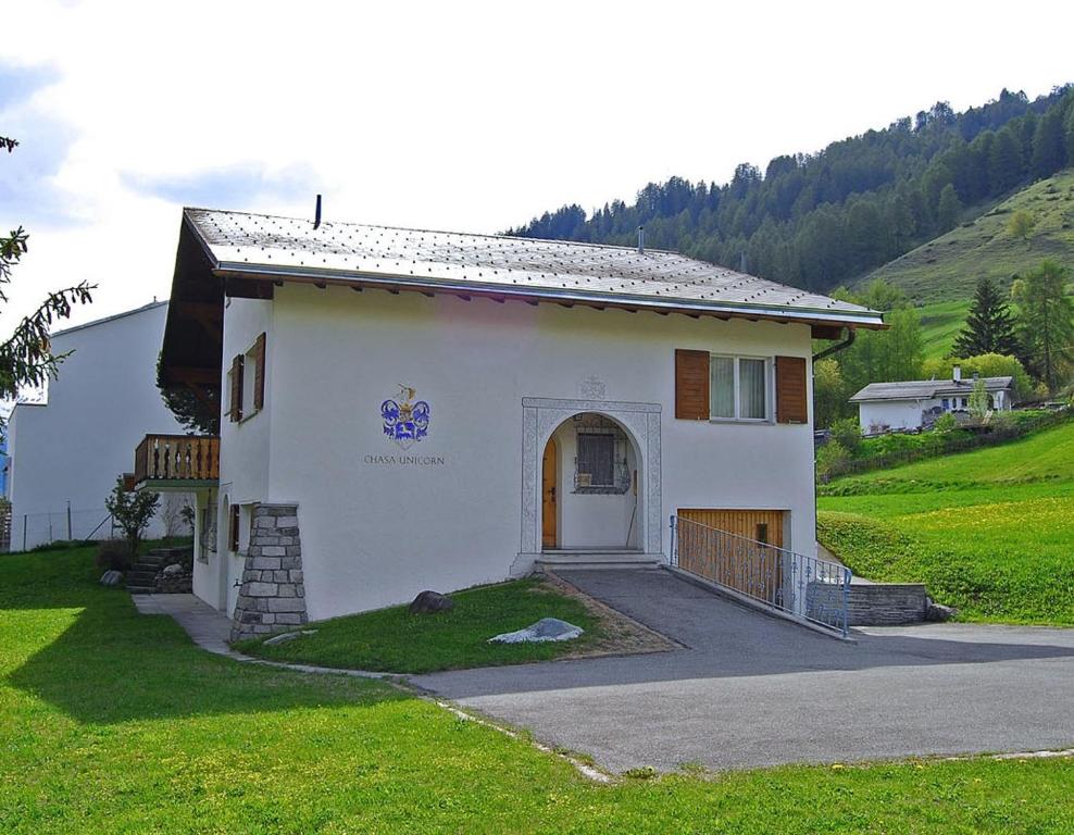 施库尔Feriendomizil zum Schalten und Walten的一座小白房子,位于山丘的田野