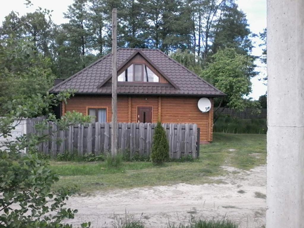VulʼkaЕкомотель的前面有围栏的木屋
