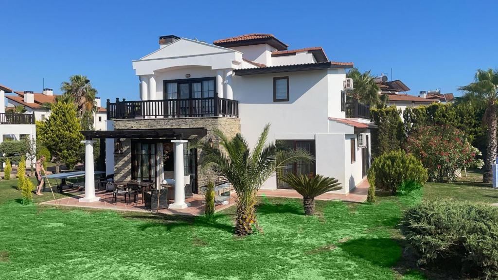 贝莱克Fun&Sun River Villas With Amazing Landscape 5+1的白色的房子,有棕榈树的院子