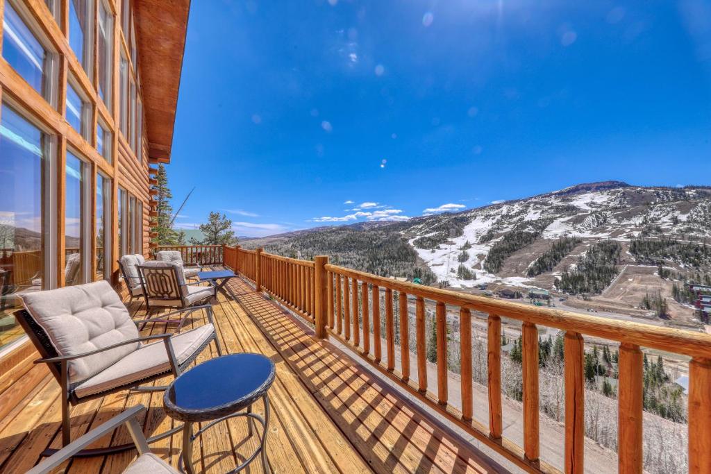 布赖恩峰Ski-View Lodge的山景阳台(带椅子)