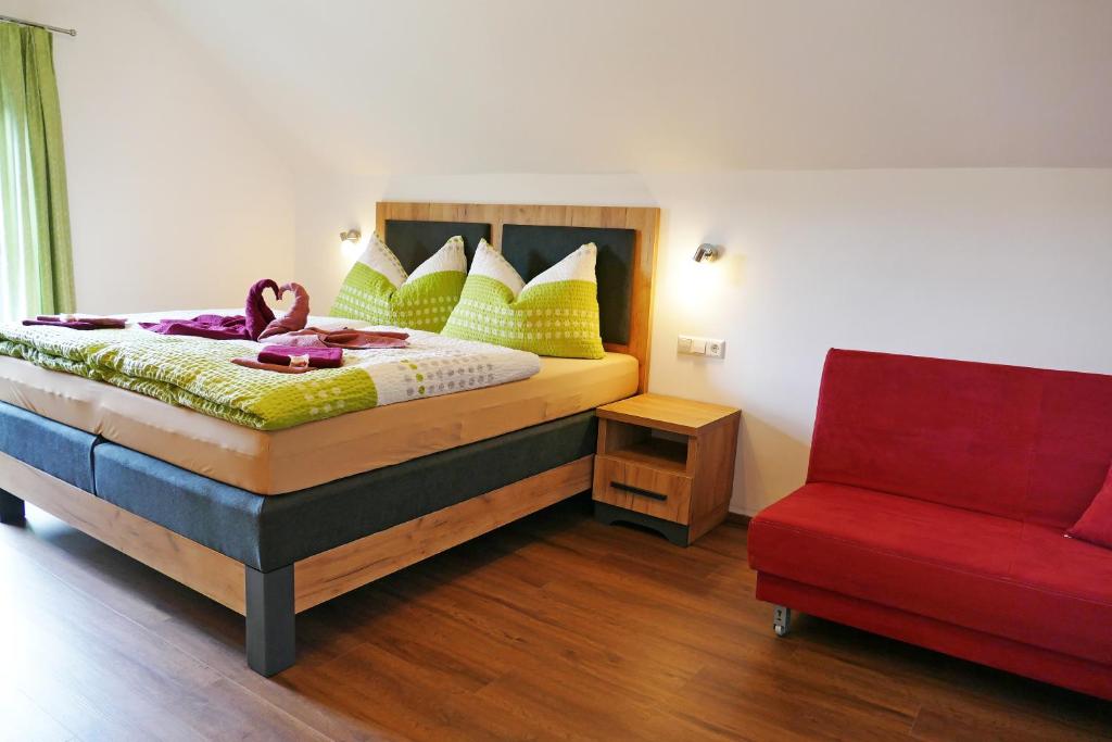 玛丽亚普法尔Ferienhaus Lungau Home的一间卧室配有一张床和一张红色椅子