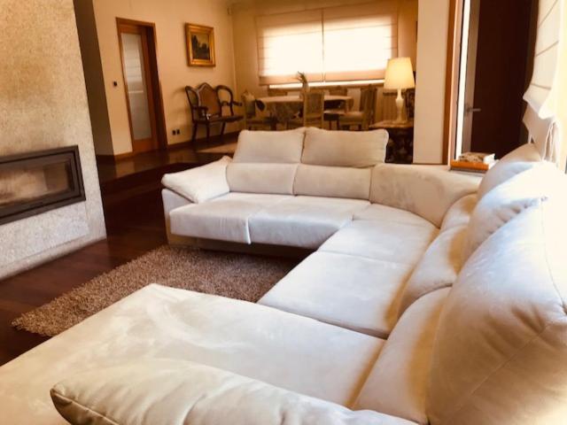 布拉加Bracara luxury guesthouse的客厅配有白色沙发和壁炉