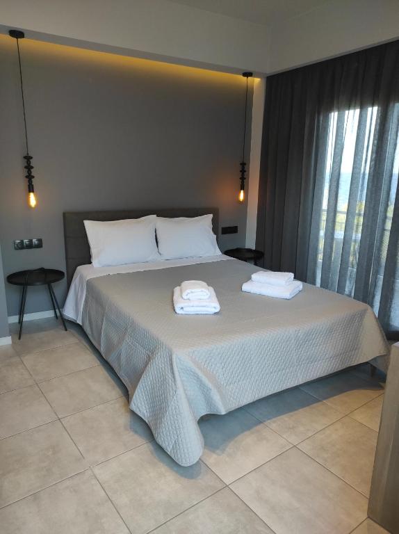 迈萨纳Dolora's的一间卧室配有一张大床和两条毛巾