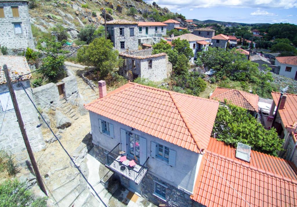 孔蒂亚斯Samaradiko的享有橙色屋顶房屋的顶部景色